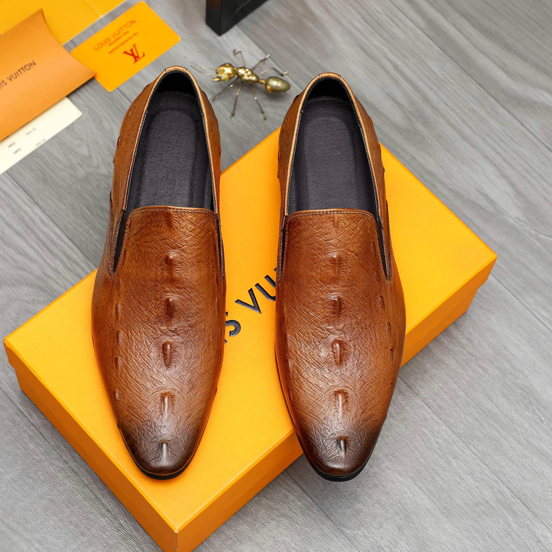 Men's shoes 💰500 Product trademark: LV "Louis Vuitton" business casual slip-on leather shoes Regular size: 37-46 Product material: Selected high-quality embossed cowhide upper, pigskin lining, rubber outsole
